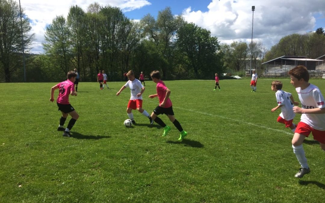 Fussball verkehrt in der 1. Halbzeit